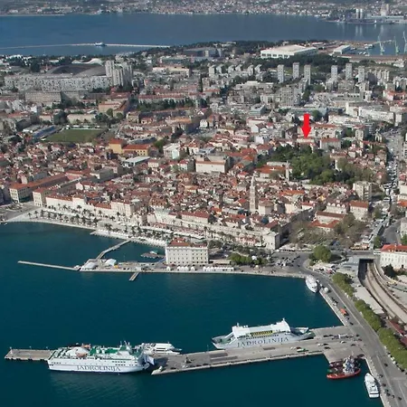 & Niko Apartment Split